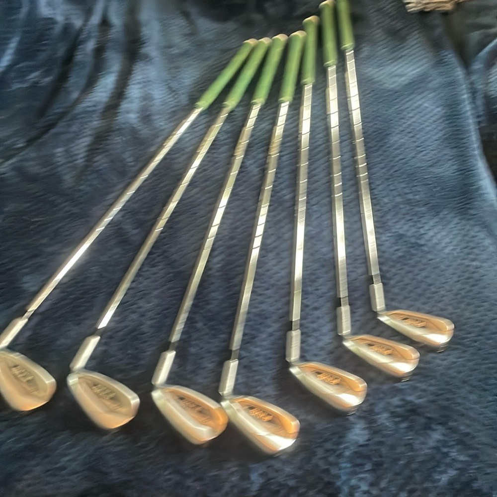 PING G425 set of golf irons. Shafts are DynamicGold 105 S300.